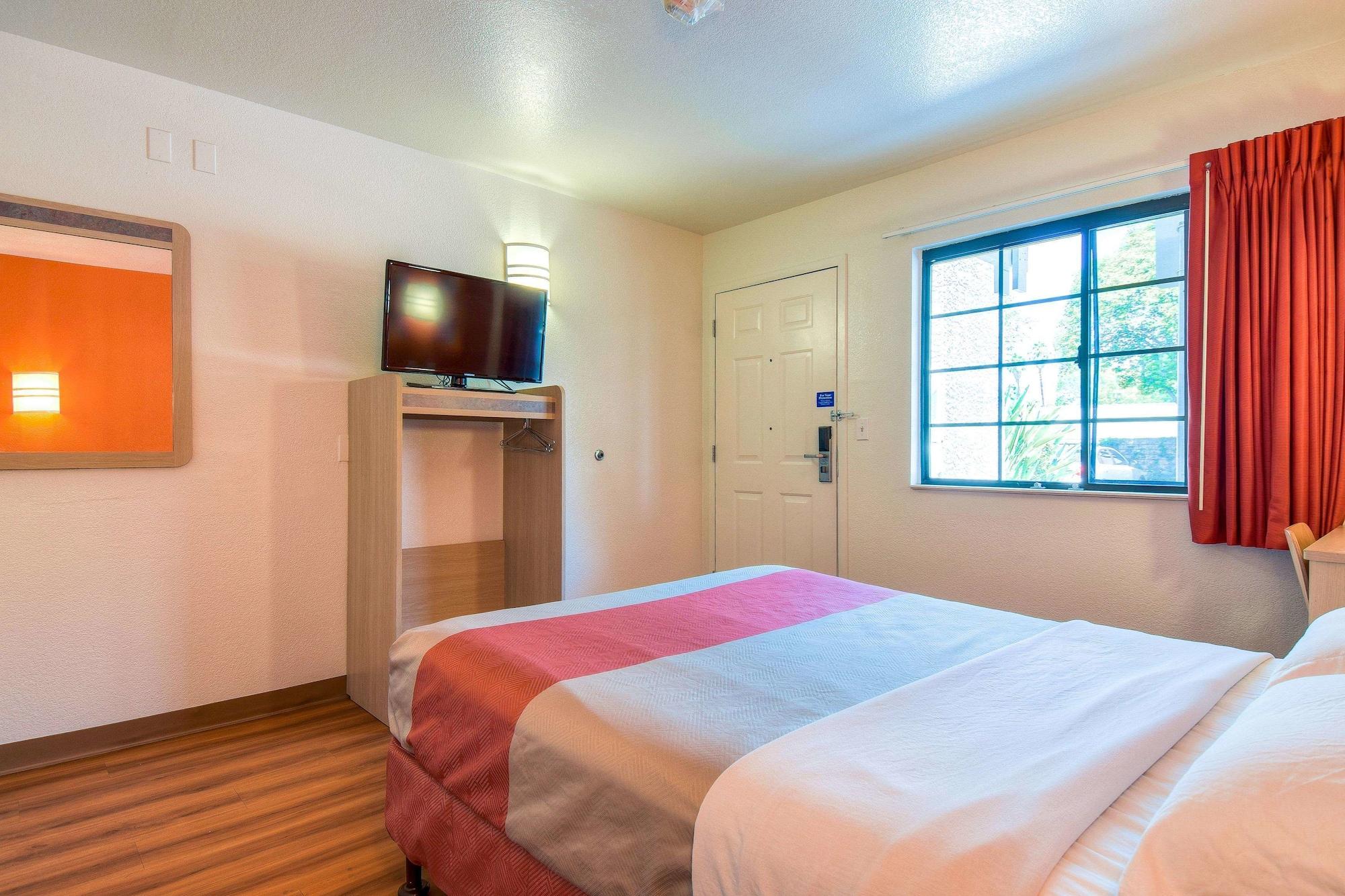6-pomona, Ca - Angeles Hotel