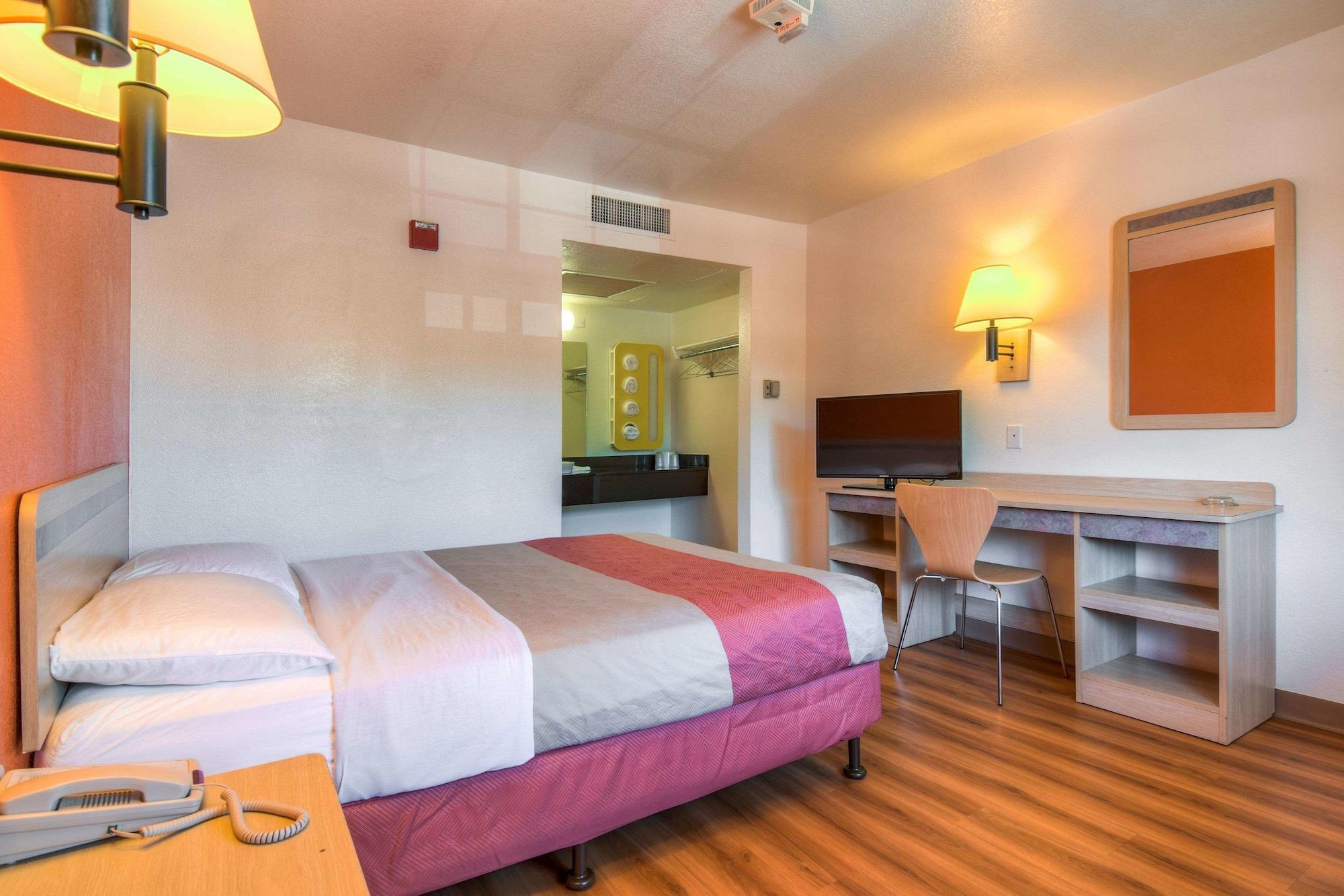 Hotel 6-pomona, Ca - Angeles