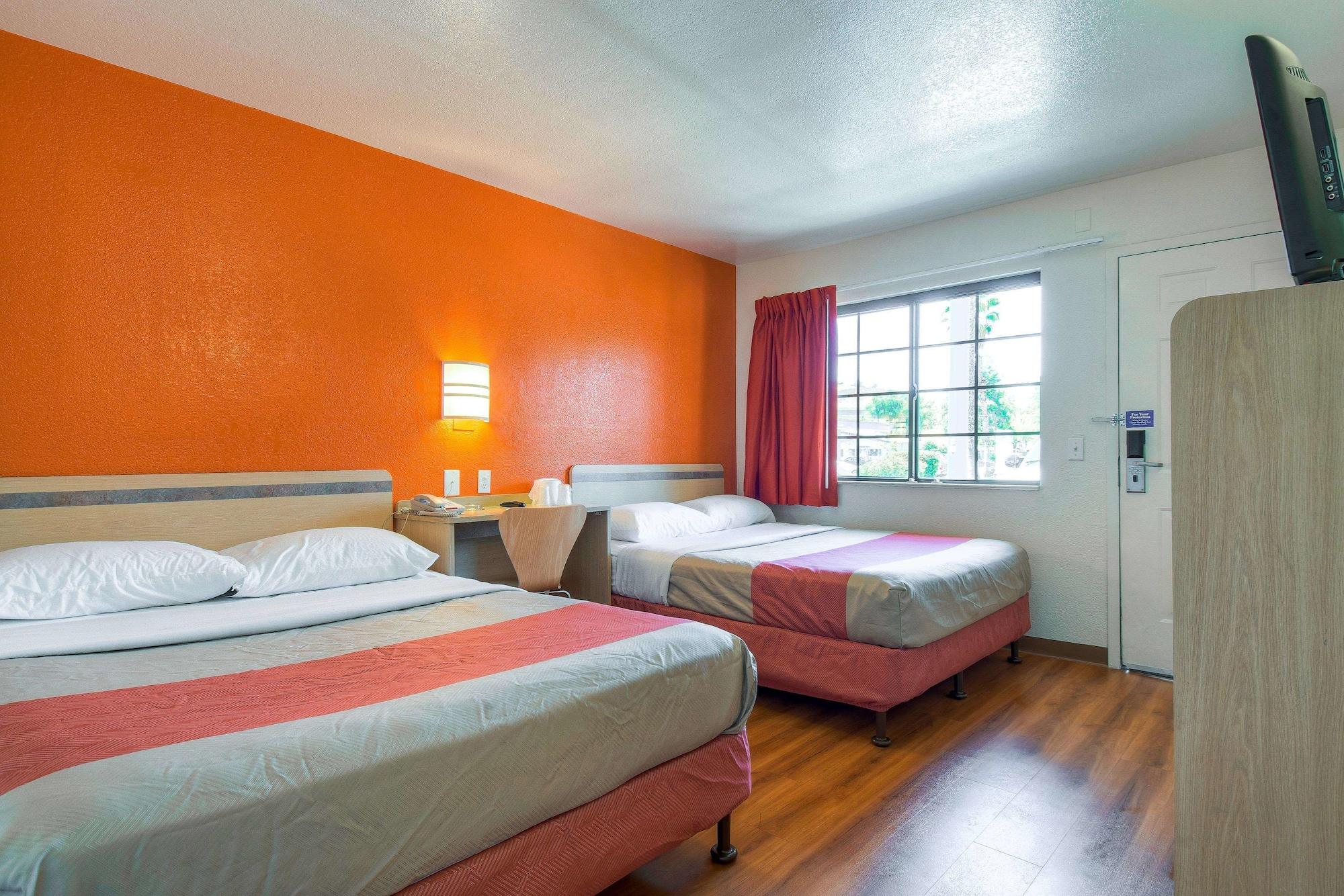 Hotel 6-pomona, Ca - Angeles Pomona
