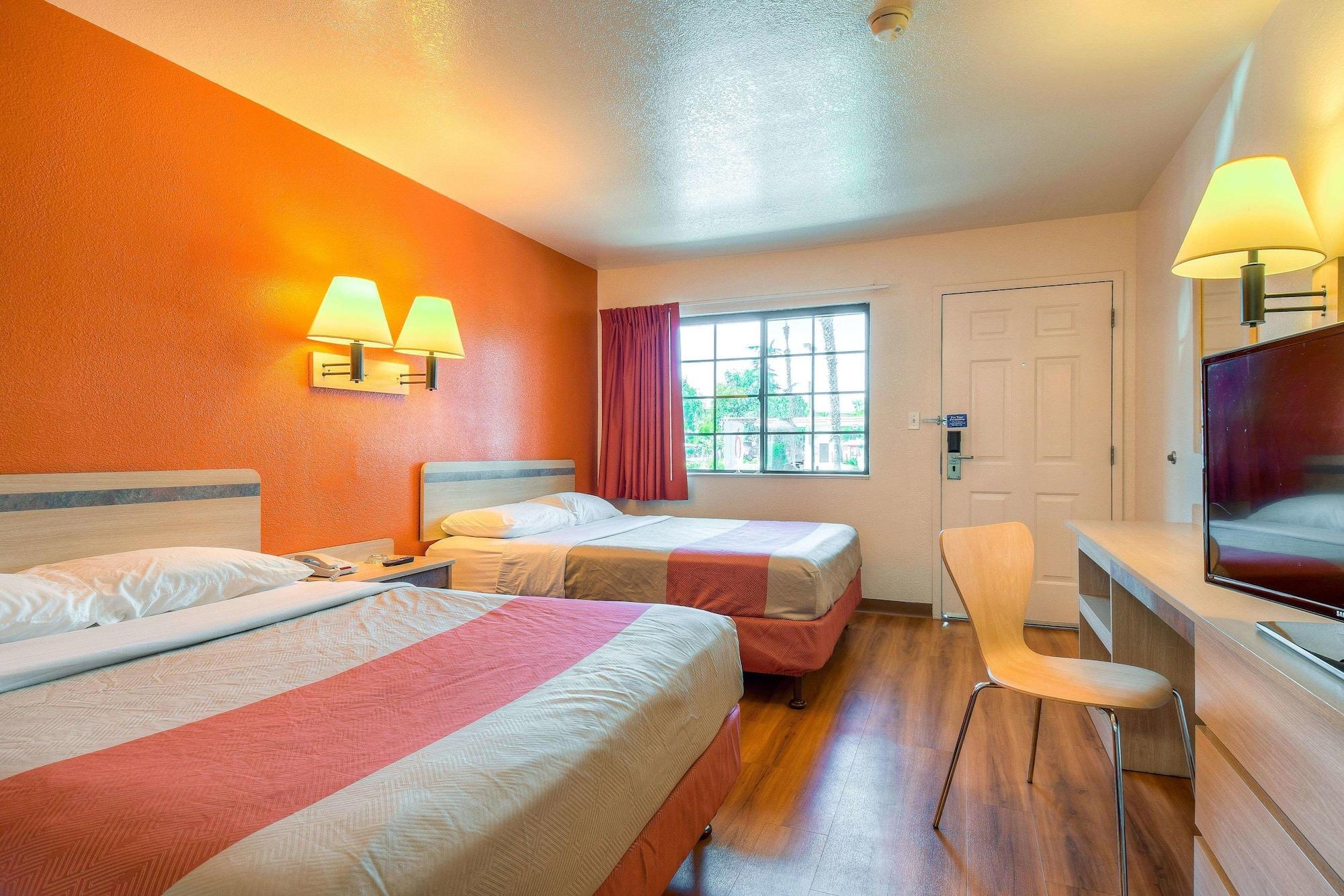 6-pomona, Ca - Angeles Hotel 2*