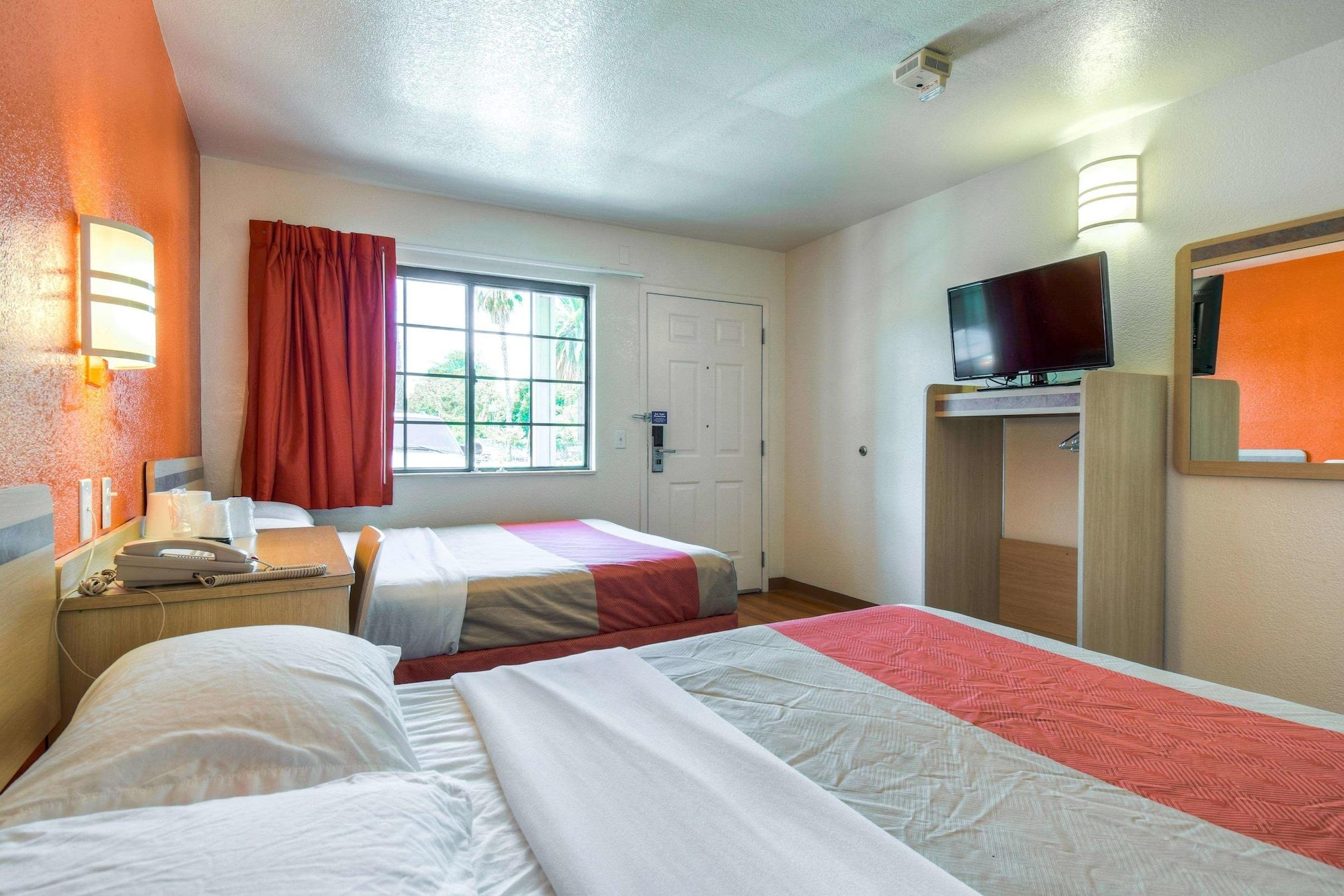 6-pomona, Ca - Angeles Hotel