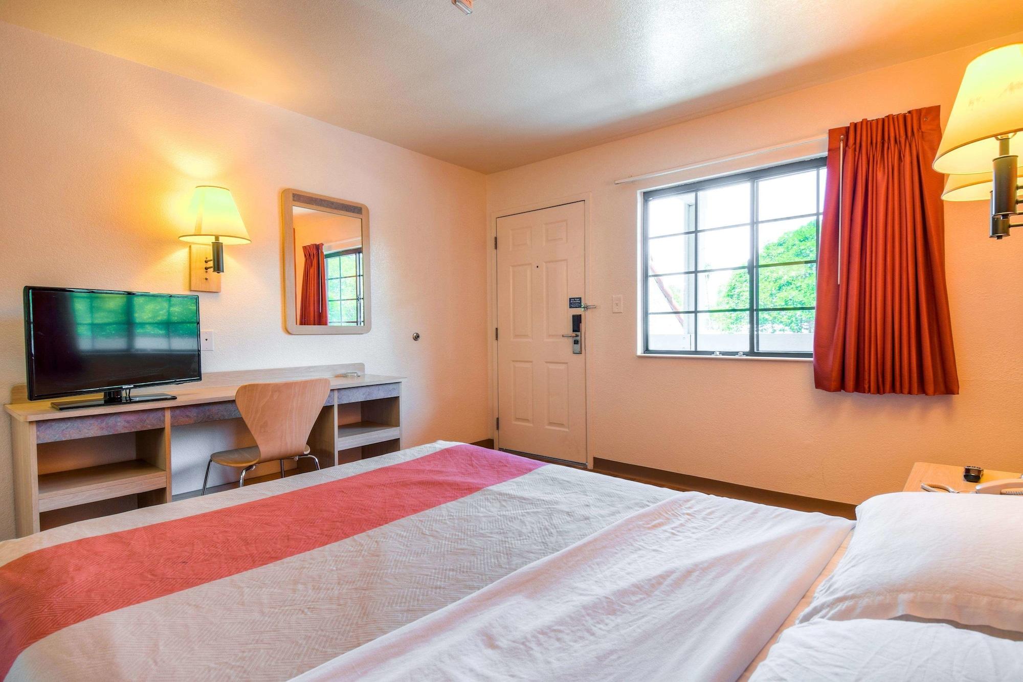 Hotel 6-pomona, Ca - Angeles