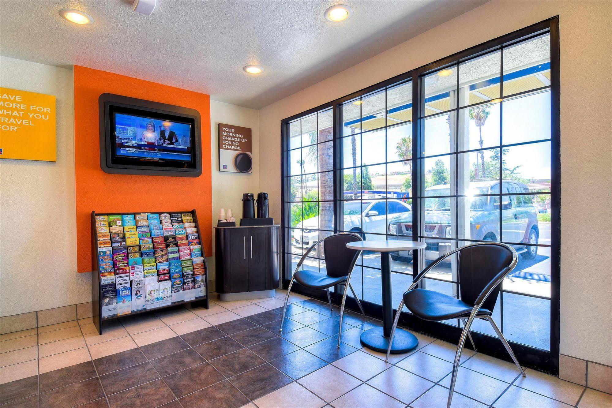 Hotel 6-pomona, Ca - Angeles