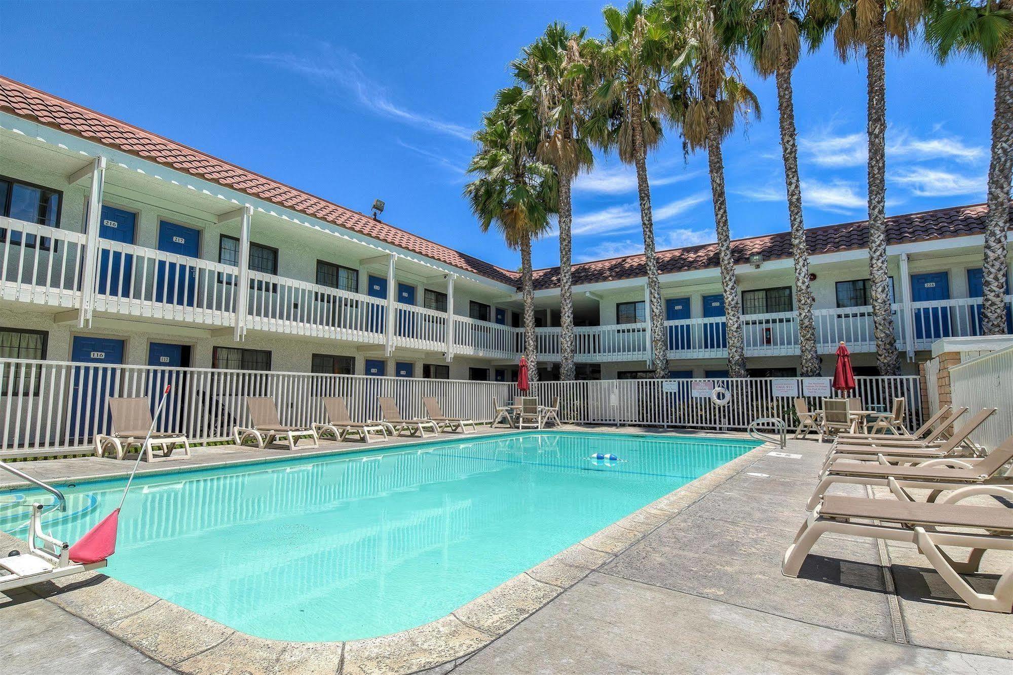 Hotel 6-pomona, Ca - Angeles 2*